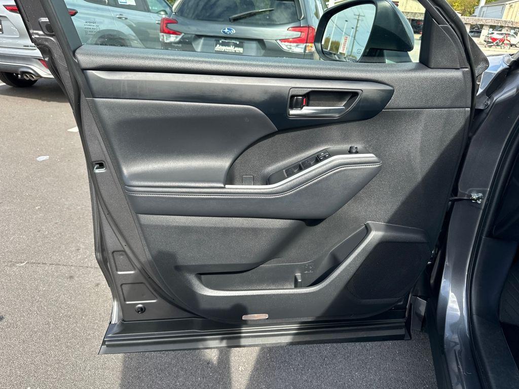 used 2022 Toyota Highlander Hybrid car, priced at $38,388