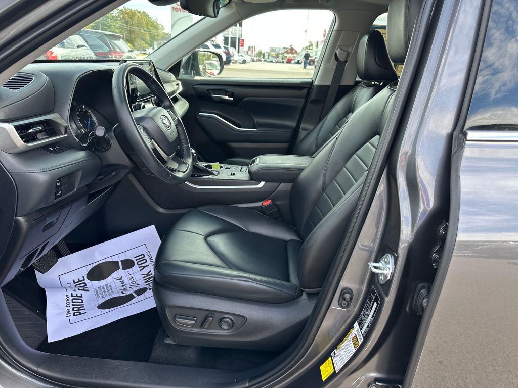 used 2022 Toyota Highlander Hybrid car, priced at $38,388