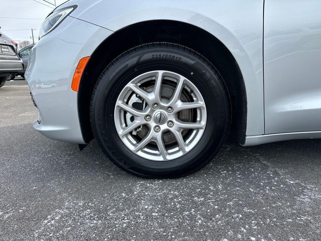 used 2024 Chrysler Pacifica car, priced at $26,588