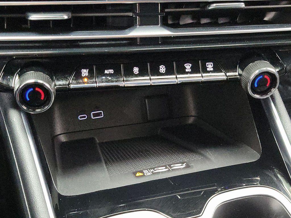 used 2025 Chevrolet Traverse car, priced at $35,999