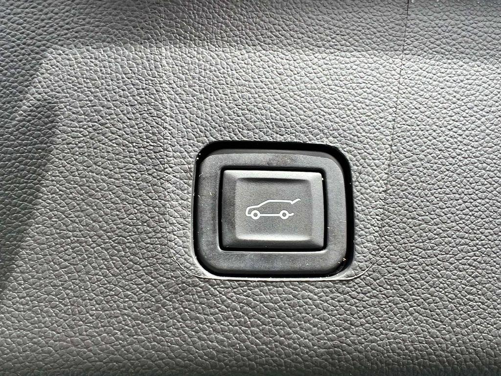 used 2023 Chevrolet Traverse car, priced at $32,489