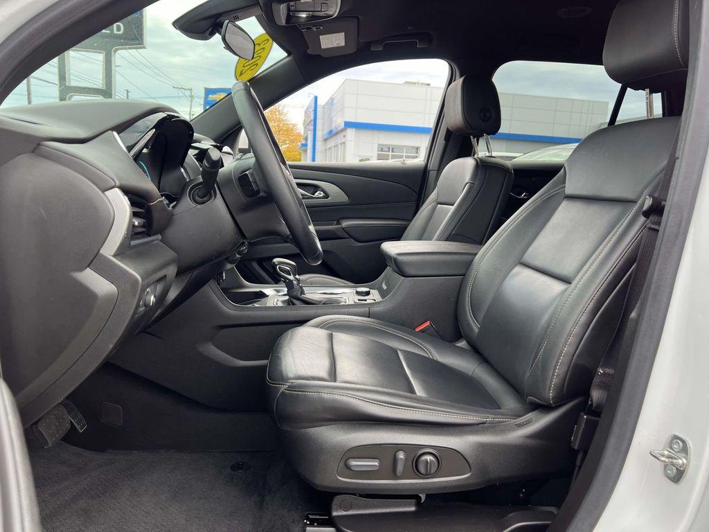 used 2023 Chevrolet Traverse car, priced at $32,489