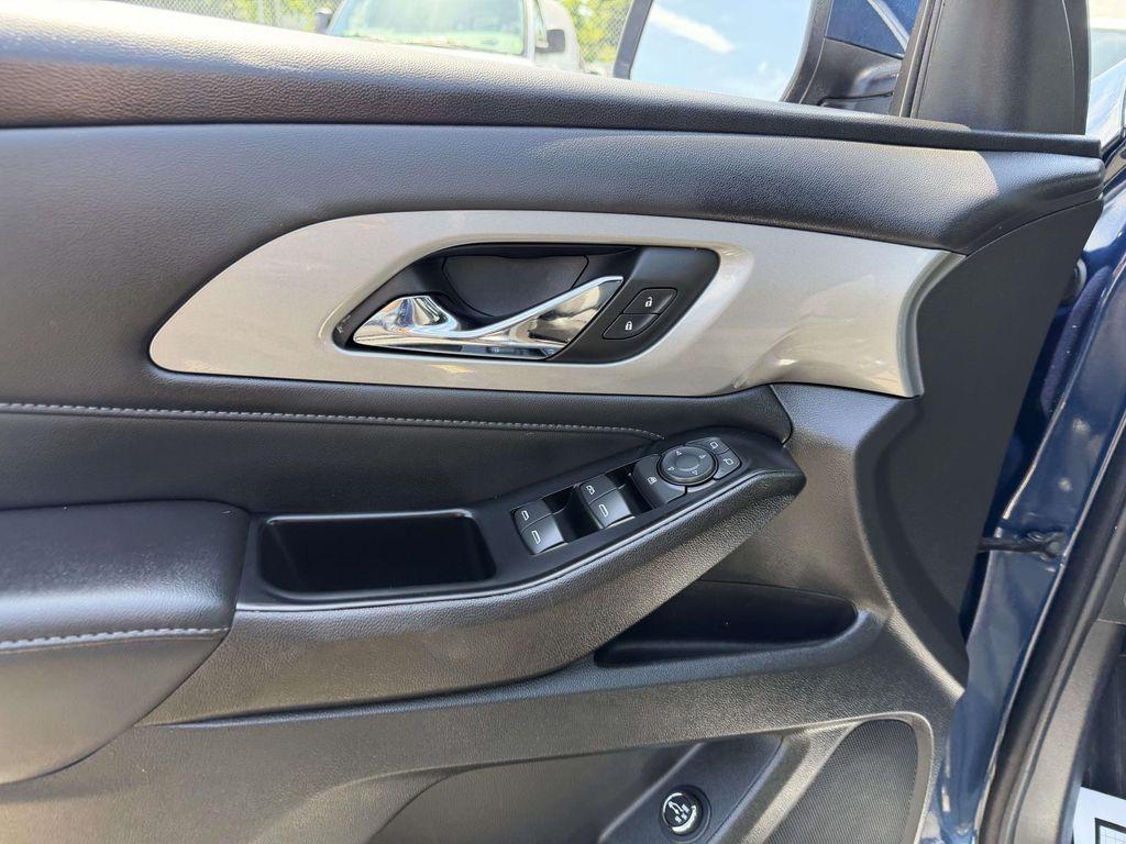 used 2023 Chevrolet Traverse car, priced at $30,899