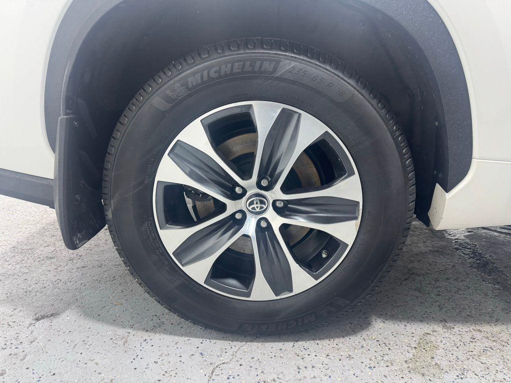 used 2021 Toyota Highlander car, priced at $24,395