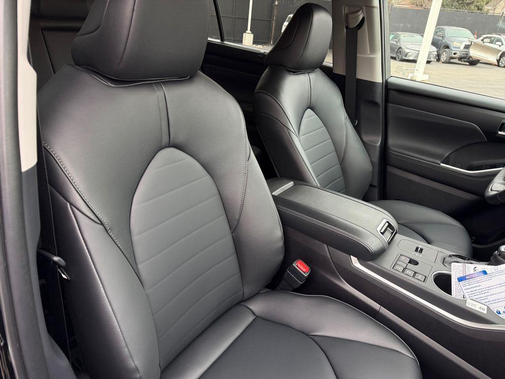 new 2026 Toyota Highlander Hybrid car, priced at $47,486