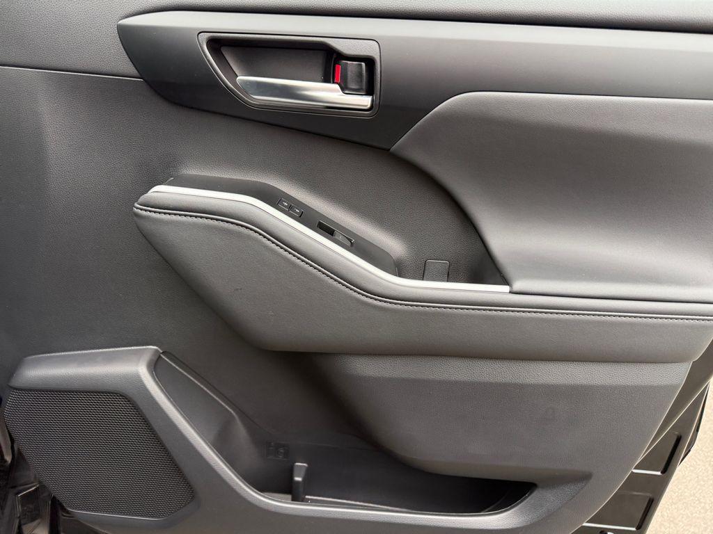 new 2026 Toyota Highlander Hybrid car, priced at $47,486