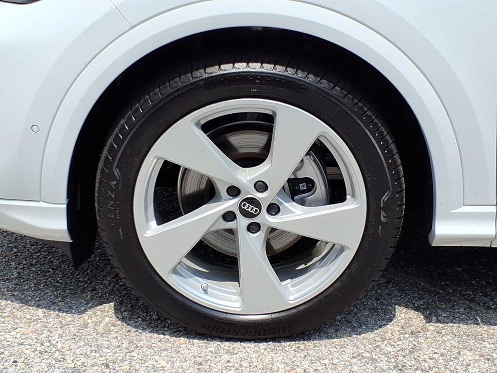 Audi Q5 view 4