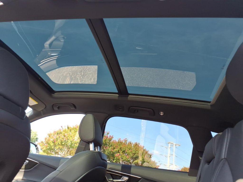 Audi Q7 view 11