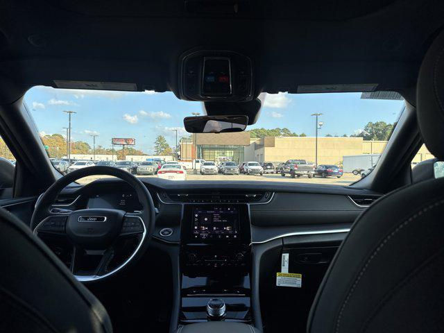 new 2025 Jeep Grand Cherokee car, priced at $40,800