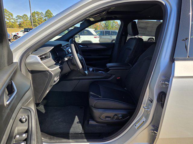 new 2025 Jeep Grand Cherokee car, priced at $40,800