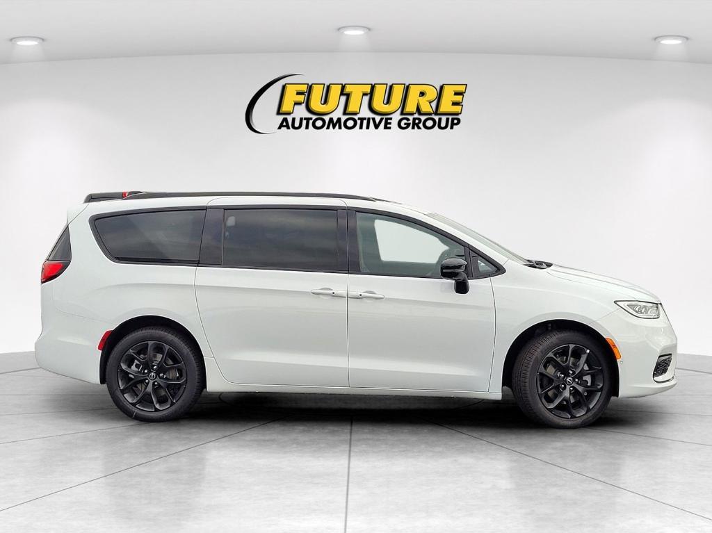 new 2026 Chrysler Pacifica car, priced at $52,281