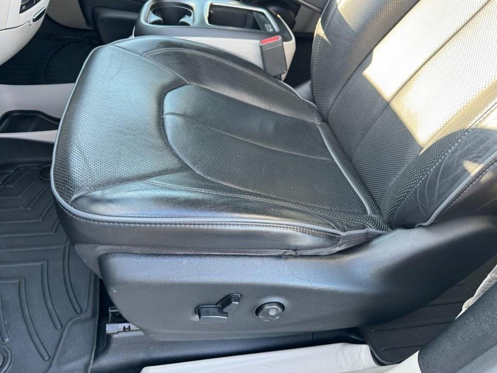 used 2019 Chrysler Pacifica car, priced at $12,915