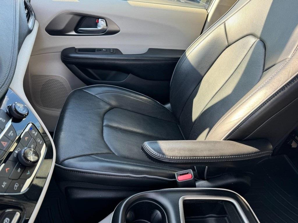 used 2019 Chrysler Pacifica car, priced at $12,915