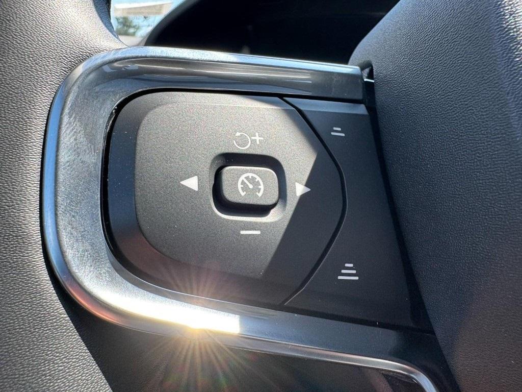 used 2022 Volvo XC40 car, priced at $25,994