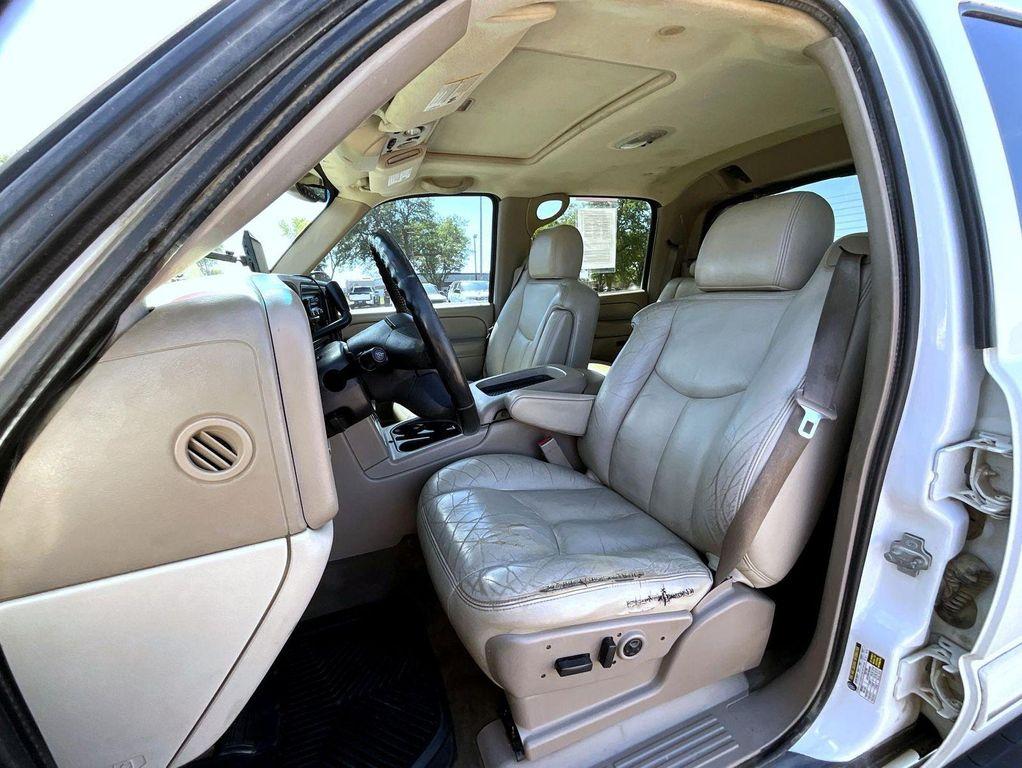 used 2005 Chevrolet Avalanche car, priced at $3,179