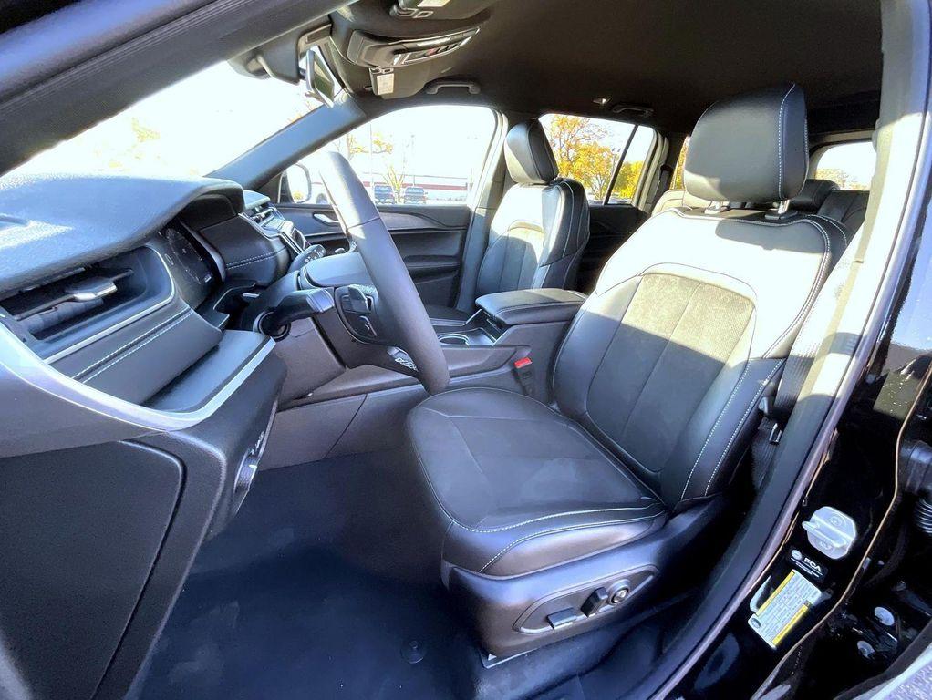 new 2025 Jeep Grand Cherokee car, priced at $40,659