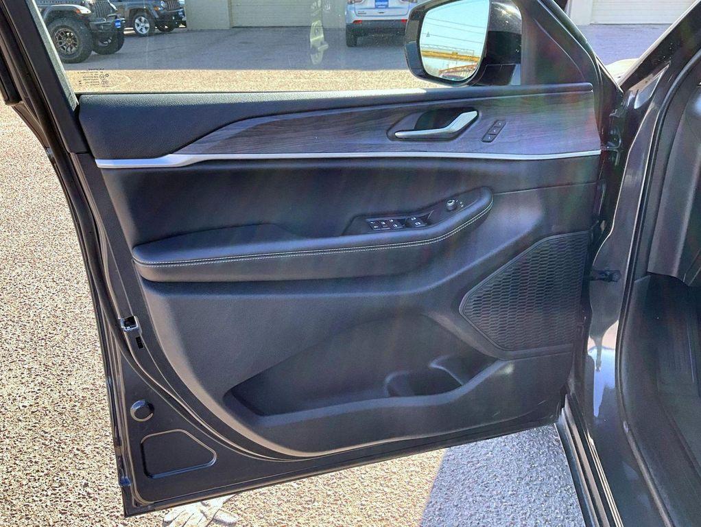 used 2023 Jeep Grand Cherokee car, priced at $35,585