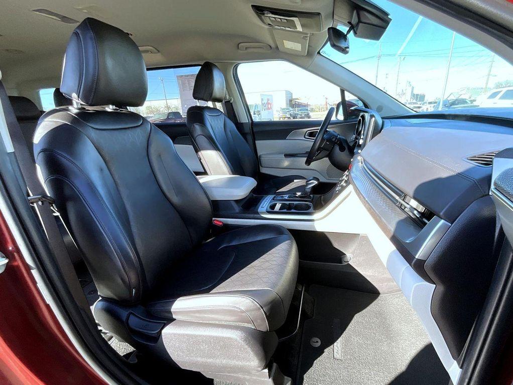 used 2024 Kia Carnival car, priced at $29,665