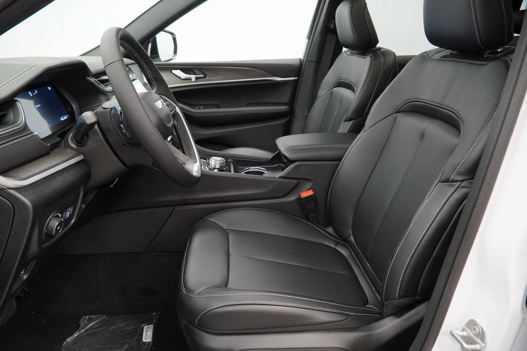 new 2025 Jeep Grand Cherokee car, priced at $39,890