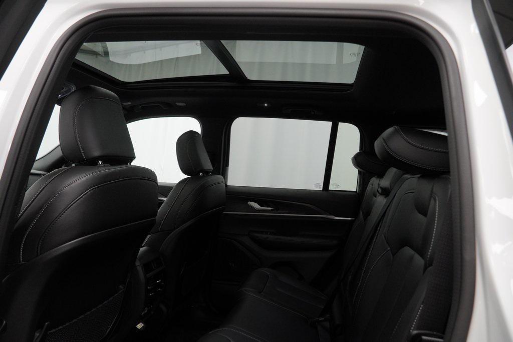 new 2025 Jeep Grand Cherokee car, priced at $39,890