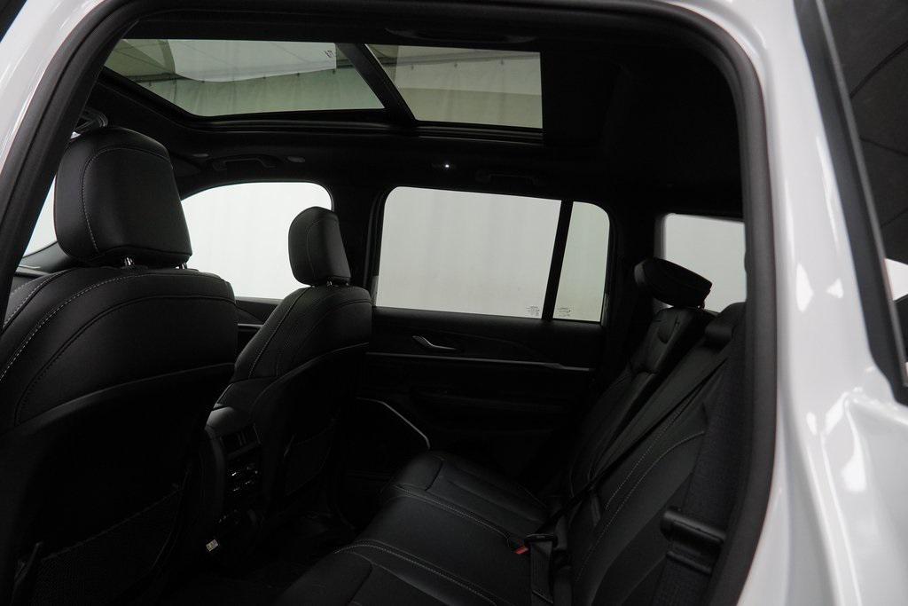 new 2026 Jeep Grand Cherokee car, priced at $45,985