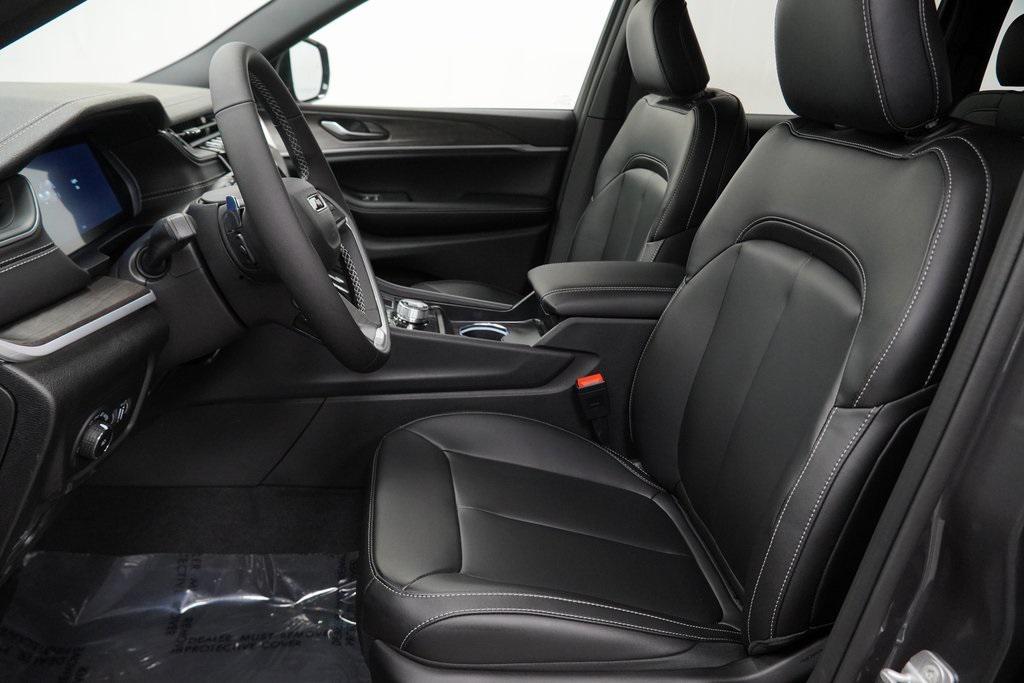 new 2025 Jeep Grand Cherokee car, priced at $42,470