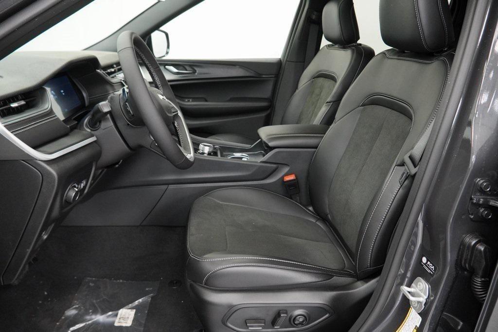 new 2025 Jeep Grand Cherokee car, priced at $40,730