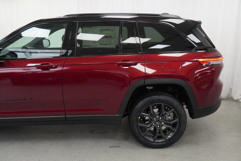 new 2025 Jeep Grand Cherokee car, priced at $43,985