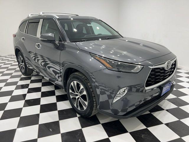 used 2022 Toyota Highlander car, priced at $29,690