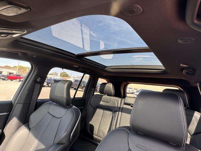 new 2025 Jeep Grand Cherokee car, priced at $57,750