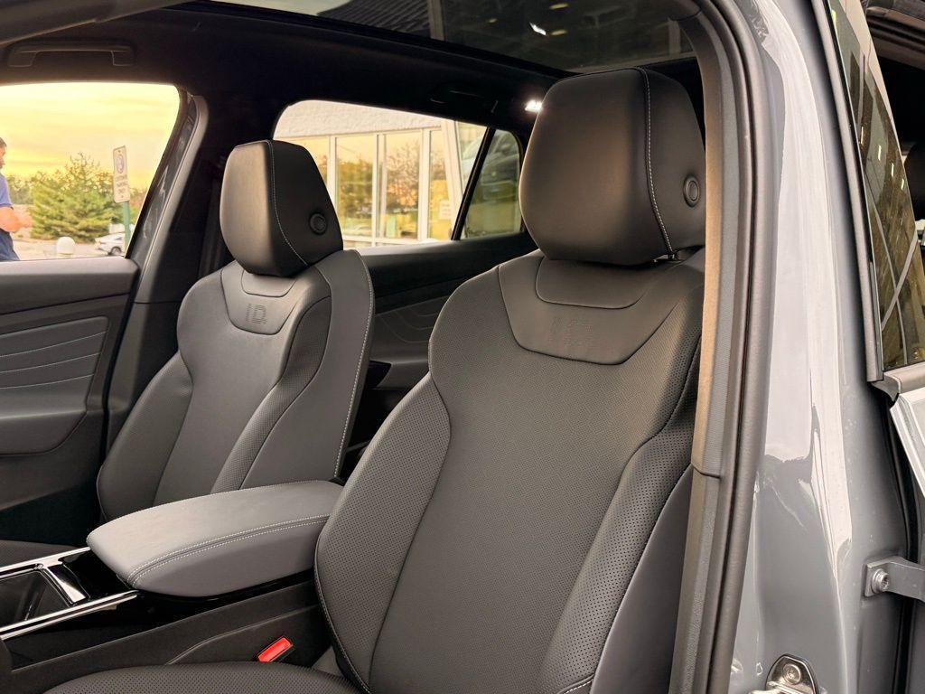 new 2025 Volkswagen ID.4 car, priced at $43,267
