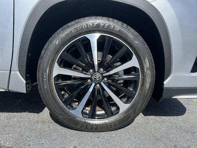 used 2022 Toyota Highlander car, priced at $34,898
