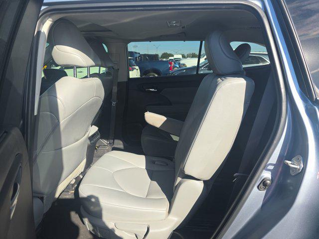 used 2022 Toyota Highlander car, priced at $31,998