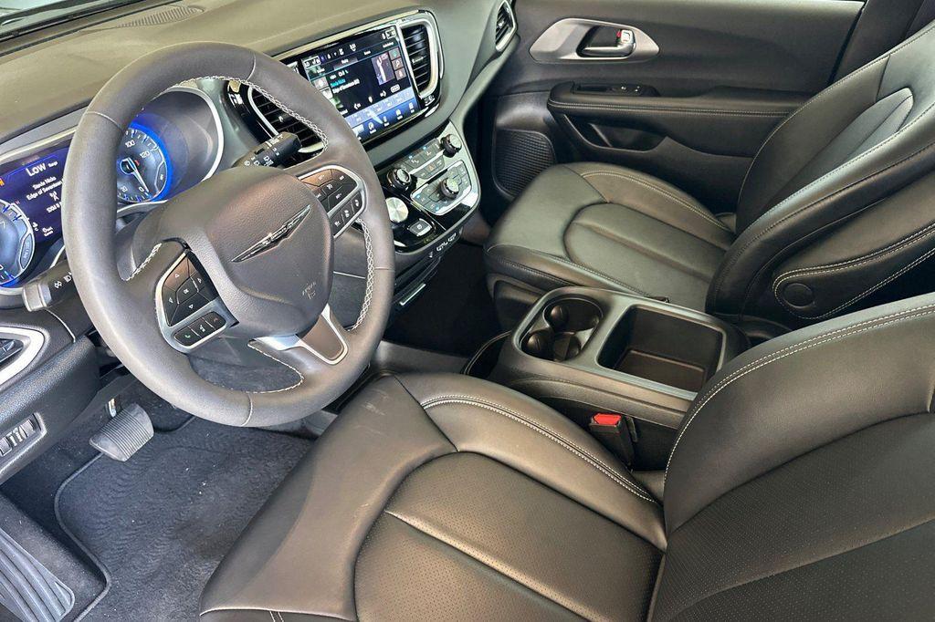used 2025 Chrysler Pacifica car, priced at $28,395