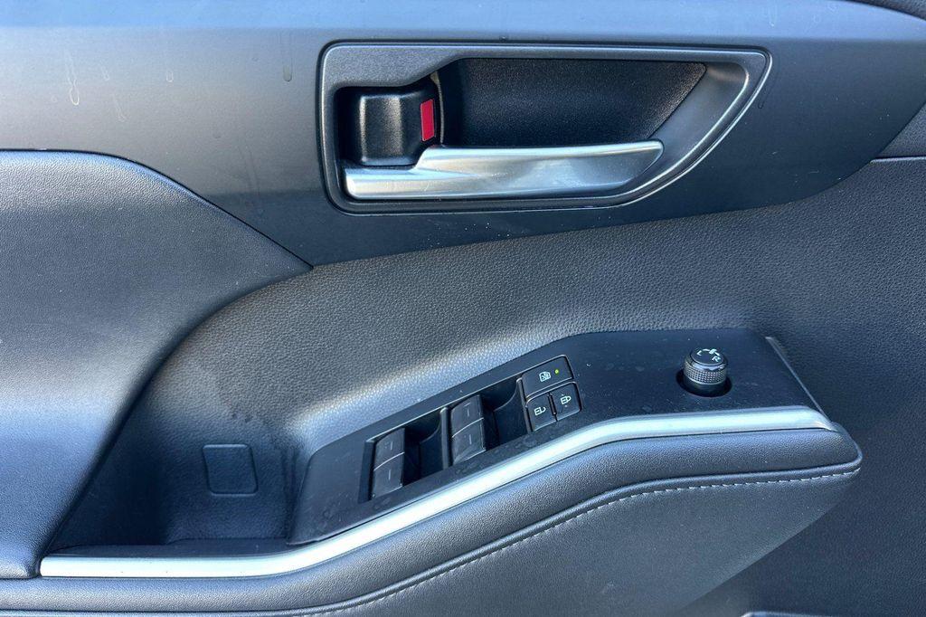 used 2020 Toyota Highlander Hybrid car, priced at $29,395