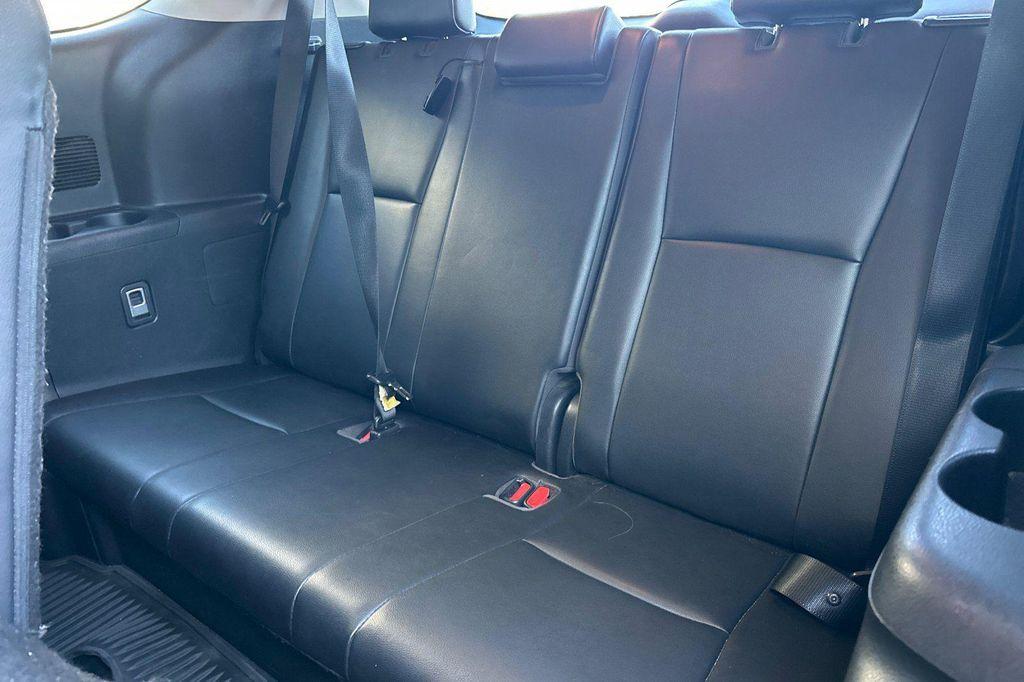 used 2020 Toyota Highlander Hybrid car, priced at $29,395
