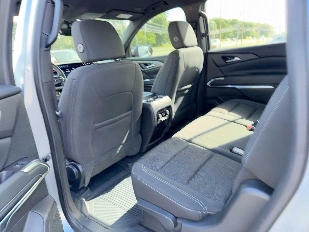 used 2024 Chevrolet Traverse car, priced at $32,289