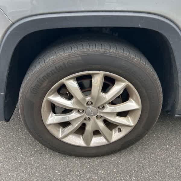 used 2015 Jeep Cherokee car, priced at $10,490