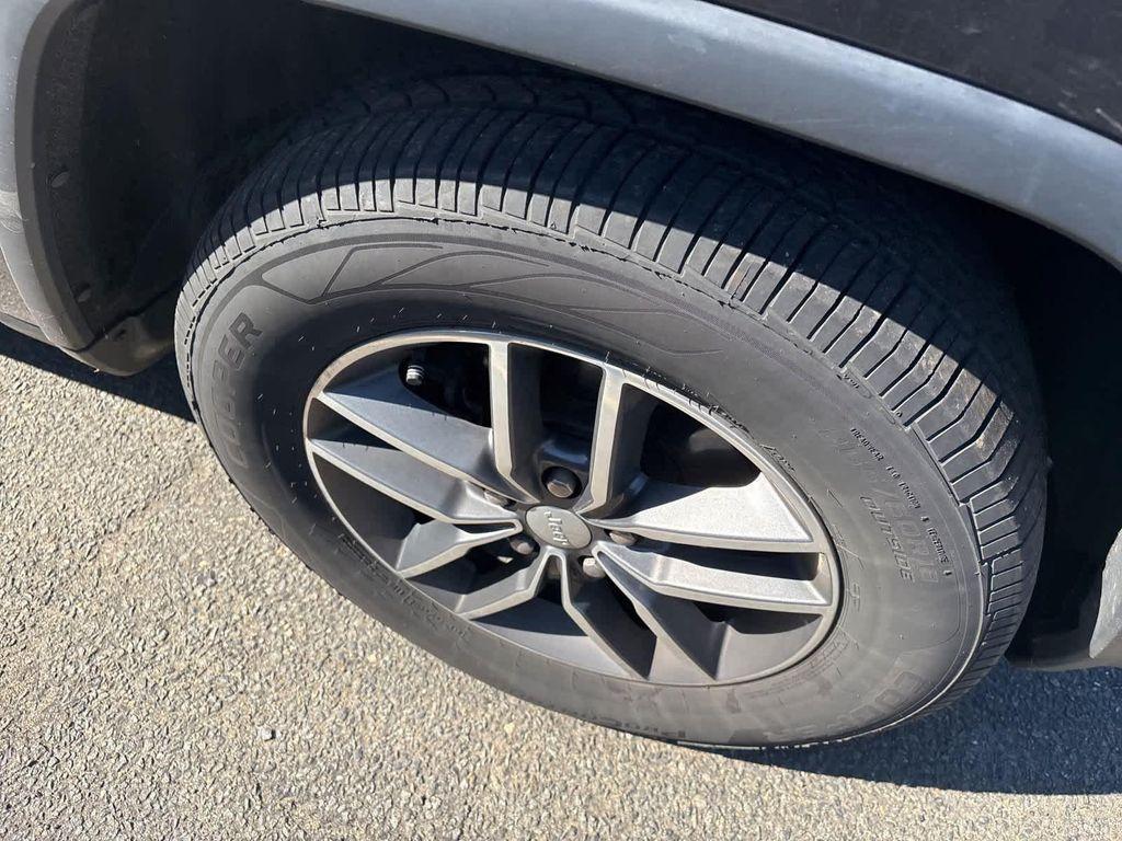 used 2017 Jeep Grand Cherokee car, priced at $13,190