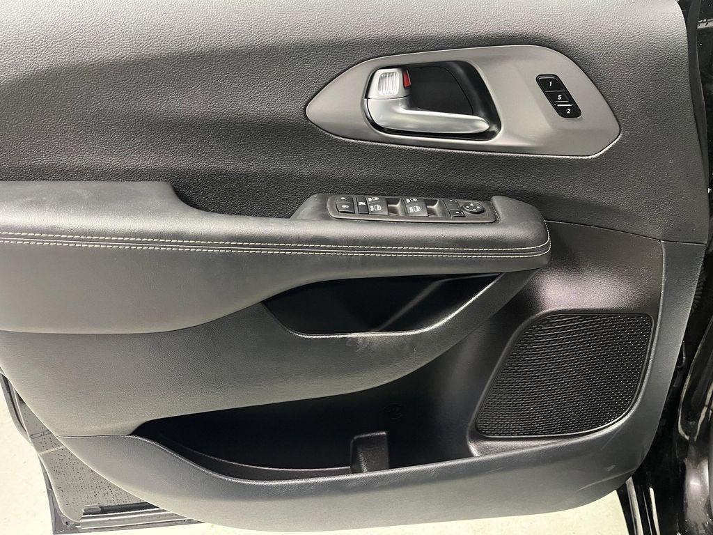 used 2025 Chrysler Pacifica car, priced at $31,995