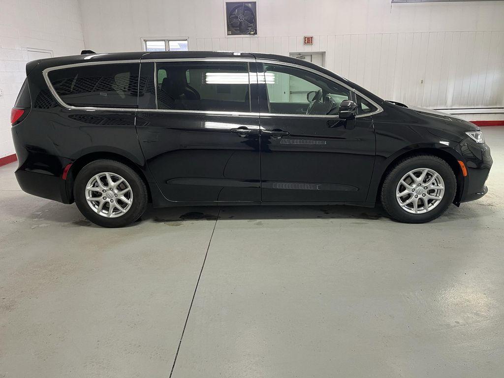 used 2025 Chrysler Pacifica car, priced at $31,995