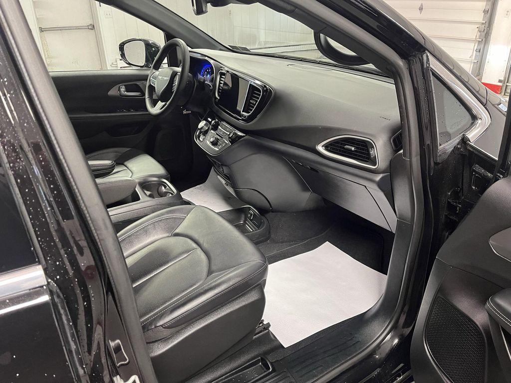 used 2025 Chrysler Pacifica car, priced at $31,995