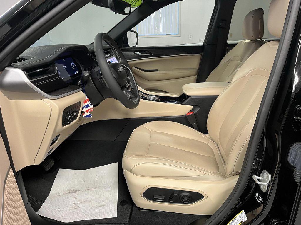 used 2023 Jeep Grand Cherokee car, priced at $29,495