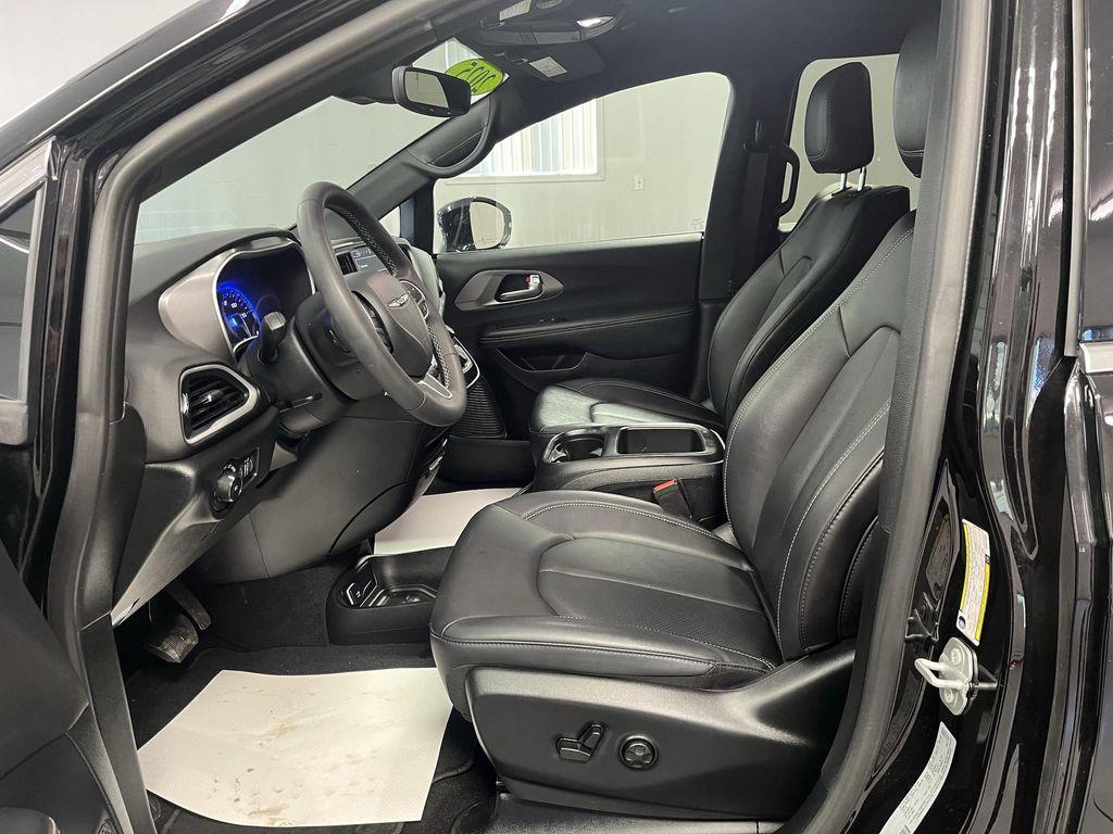 used 2025 Chrysler Pacifica car, priced at $31,995