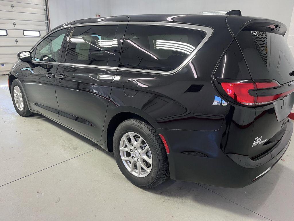 used 2025 Chrysler Pacifica car, priced at $31,995