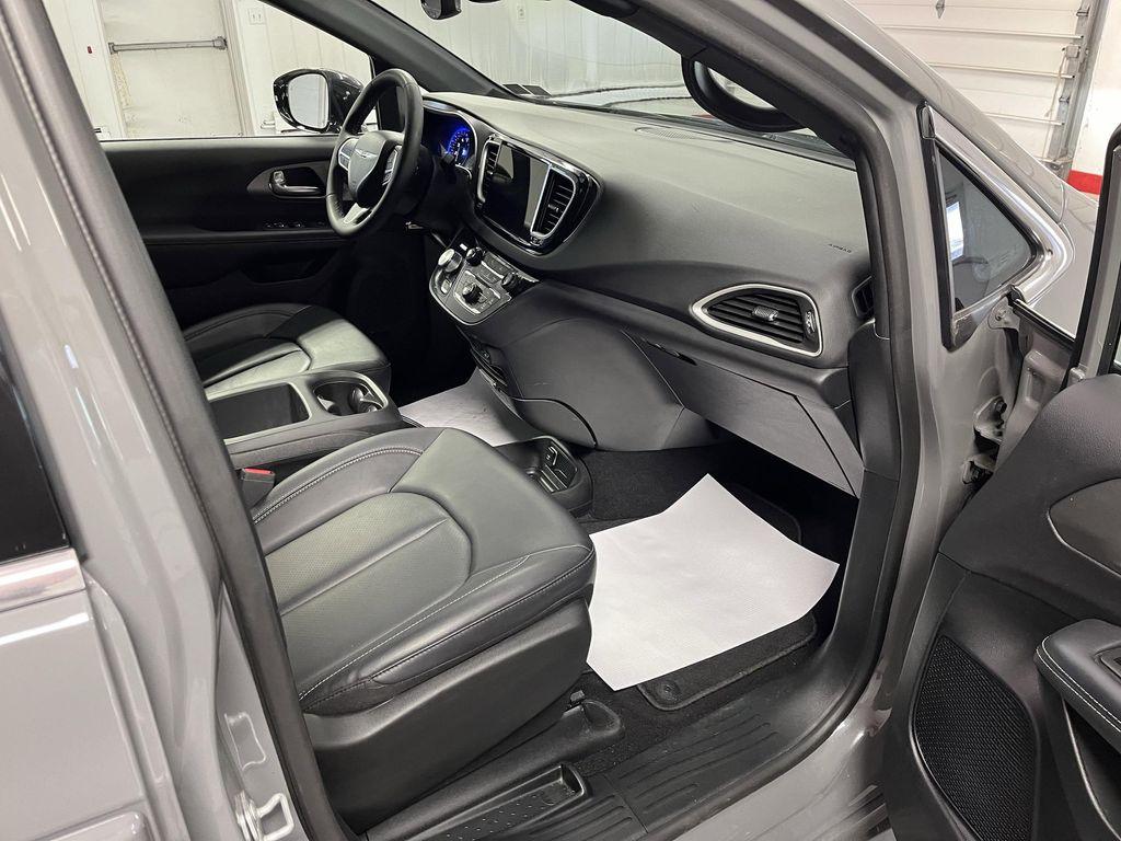 used 2025 Chrysler Pacifica car, priced at $31,995
