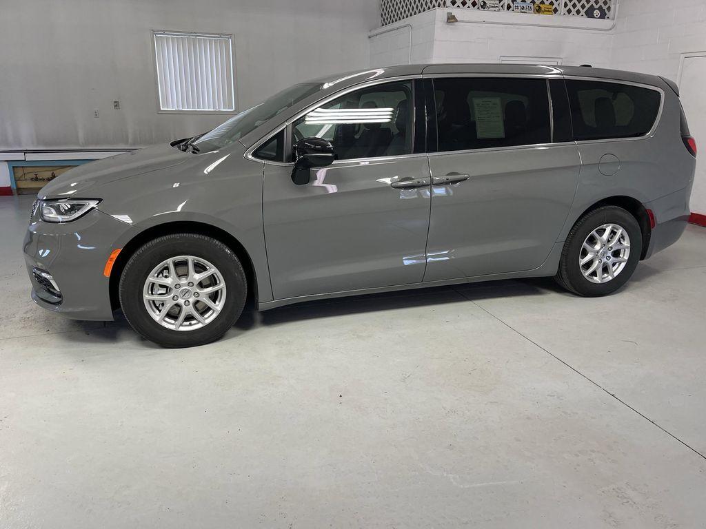 used 2025 Chrysler Pacifica car, priced at $31,995