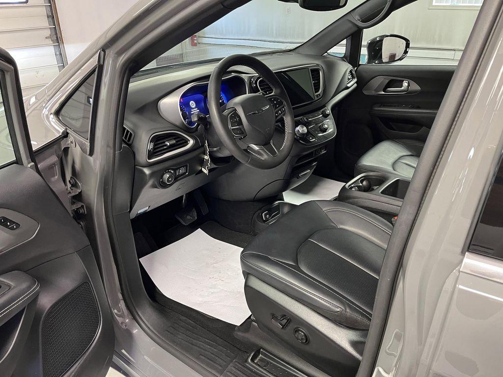 used 2025 Chrysler Pacifica car, priced at $31,995