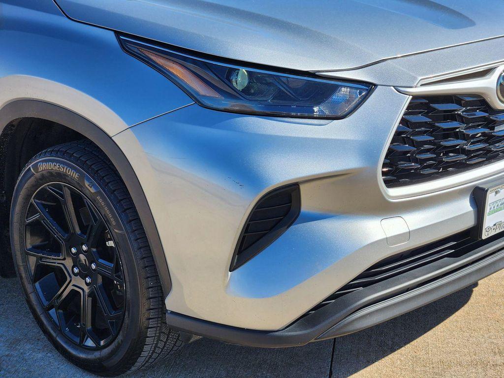 used 2022 Toyota Highlander car, priced at $28,467