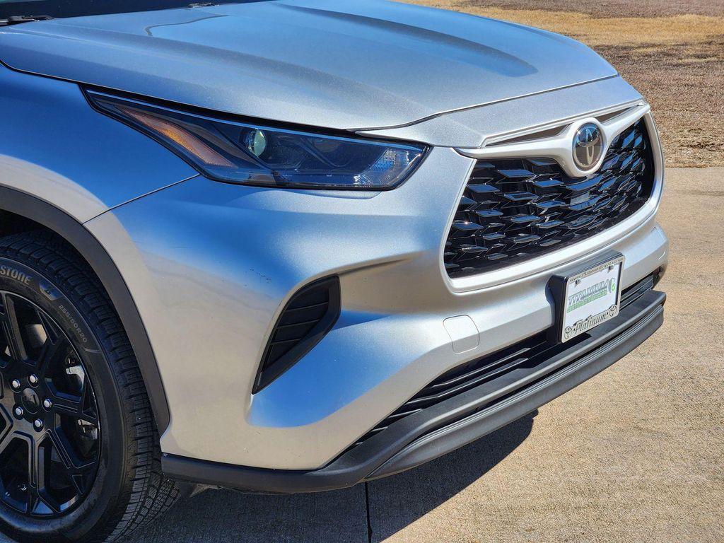 used 2022 Toyota Highlander car, priced at $28,467